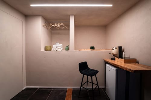 Moderno bancone colazione presso Stone House Gebel el Son, Novi Velia, con bancone in legno, sgabello nero e macchina per caffè