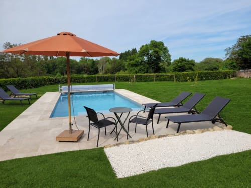 Piscine avec chaises longues et parasol orange au gîte Le Clos de la Touche à Cheillé, France