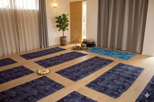 Studio de yoga à l'Espace Ker Gana B&B à Plourin avec tapis d'exercice, plantes et lumière naturelle