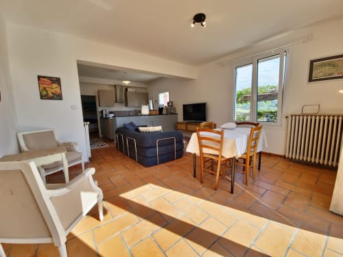 Appartement Horizon Provençal au Smooth Luberon à Villars avec carrelage en terre cuite, coin repas, canapé bleu et vue sur les montagnes