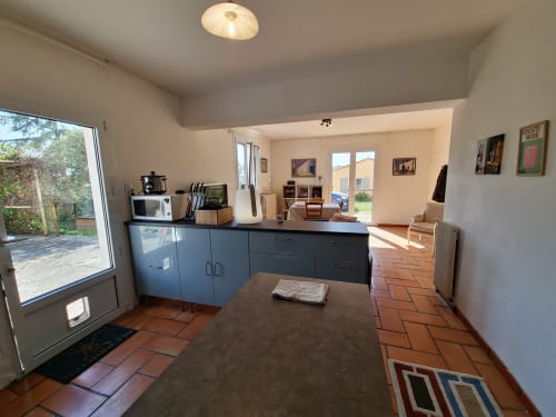 Cuisine moderne aux placards bleus et carrelage en terre cuite dans l'appartement Horizon Provençal à Smooth Luberon, Villars