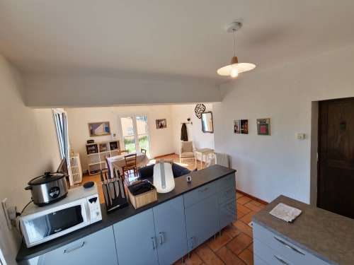 Cuisine moderne et séjour de l'appartement Horizon Provençal à Smooth Luberon, Villars, avec vue sur les montagnes