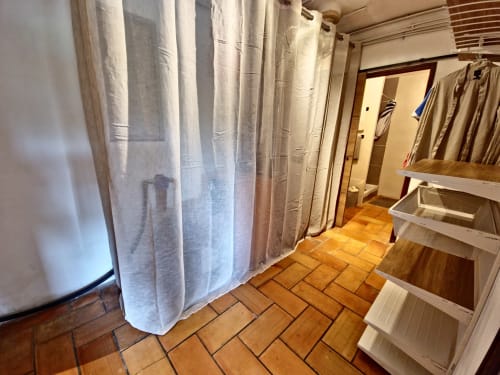 Dressing spacieux avec rangements blancs et portants dans l'appartement Horizon Provençal de l'hôtel Smooth Luberon, Villars