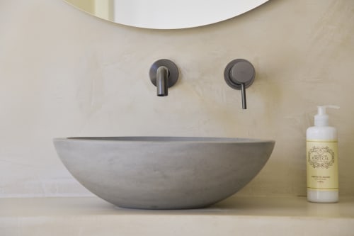 Pia de banheiro em concreto moderno com torneira de parede na boutique hotel Casa Redonda Aroeira, Portugal