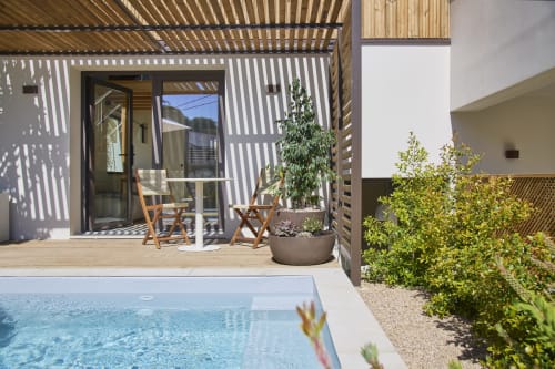 Casa Redonda Duplex private pool with wooden deck, lounge chairs, and modern terrace in Aroeira, Portugal