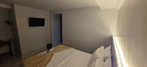 Suite moderna no Downtown Rooftop 375 em Macaé com cama, TV de ecrã plano e casa de banho privada