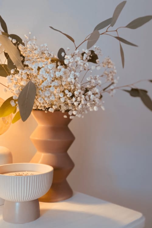 Scène de petit-déjeuner minimaliste et chaleureuse à La Maison 1903 avec fleurs de gypsophile séchées et bol en céramique