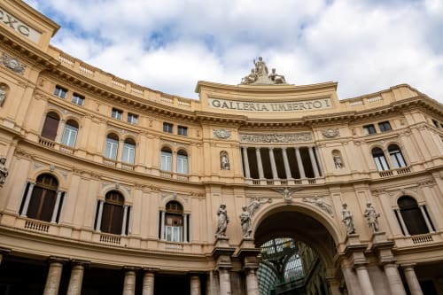 Corte architettonica della Galleria Umberto I a Napoli, sede del bed and breakfast Dreams & Colors