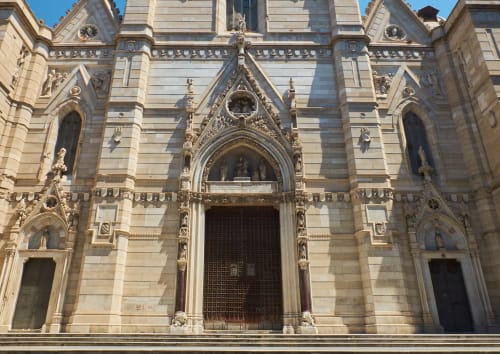 Raffinata facciata storica di una chiesa a Napoli, vicino alla struttura Dreams & Colors B&B