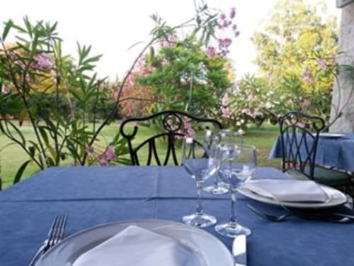 Elegante allestimento per cena all'aperto presso Hotel Ristorante Domu Incantada a Muravera con tovaglia blu, coperto