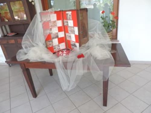 Sedia decorata con quadrettatura rosso e bianco e tulle bianco presso l'Hotel Ristorante Domu Incantada a Muravera