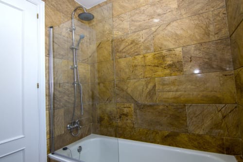 Lujoso baño de mármol con ducha tipo cascada en Living Sur, Sanlúcar de Barrameda, España