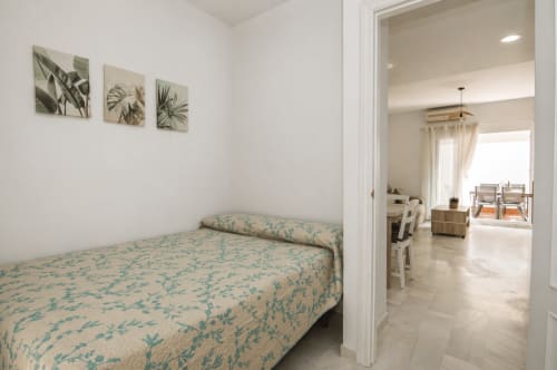 Dormitorio con ropa de cama turquesa estampada en la casita Casa Doñana, Living Sur Sanlúcar de Barrameda