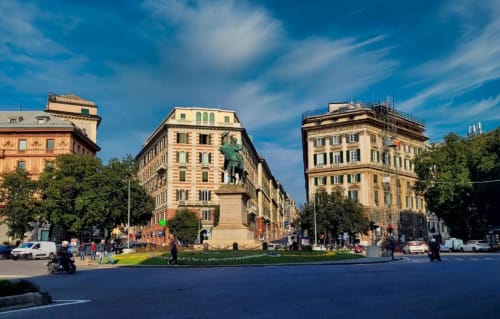 Piazza De Ferrari a Genova con edifici rinascimentali storici e statua equestre presso Le Due Piazze