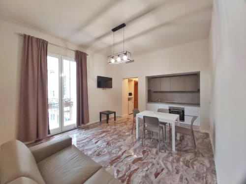 Monolocale moderno a Le Due Piazze a Genova con living open-plan, zona pranzo, cucina e balcone con vista sulla città