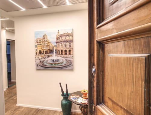 Corridoio di appartamento a Genova con opera d'arte di piazza italiana, porta in legno e vaso decorativo azzurro