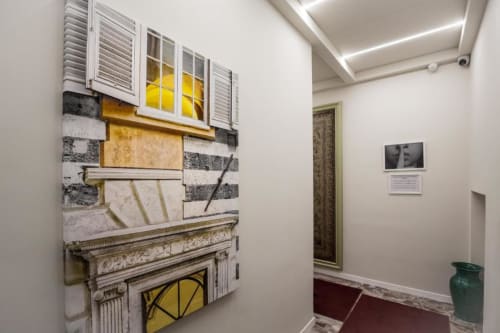 Corridoio moderno nell'appartamento Le Due Piazze a Genova con arte murale architettonica contemporanea e illuminazione LED al soffitto