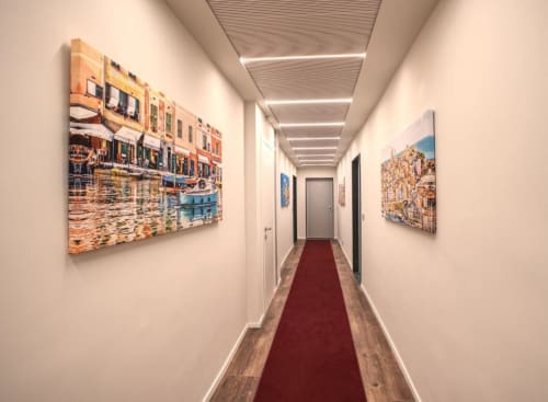 Corridoio moderno dell'appartamento Le Due Piazze a Genova con tappeto rosso, opera raffigurante edifici italiani colorati e soffitto lineare