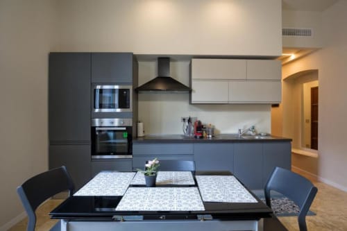 Cucina moderna con tavolo da pranzo nell'appartamento Le Due Piazze a 2 camere, Genova