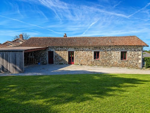 Maison en pierre La Longère avec pelouse soignée au Domaine de Beau Site, Peyrat-de-Bellac