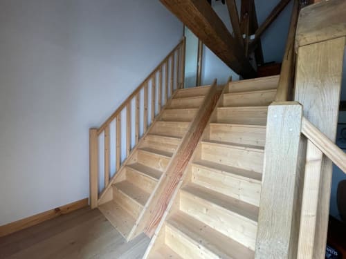 Escalier en bois avec rampe dans la chaumière du Domaine de Beau Site, Peyrat-de-Bellac