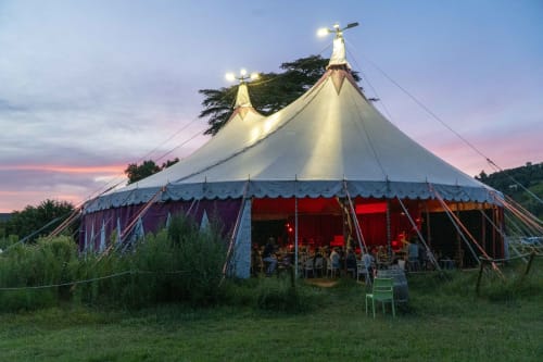 Tente de cirque illuminée au crépuscule avec convives, La Maison du Saula à Lafrançaise