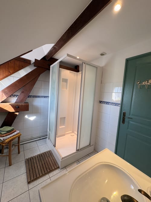 Salle de bain moderne à la chambre La Verveine, Ferme de la Forterie Verlinghem, avec douche à l'italienne et baignoire
