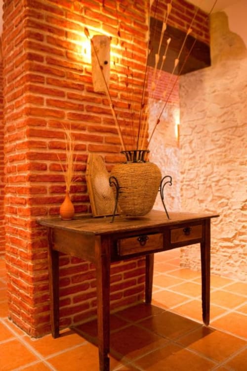 Rustic wooden desk with decorative vases under warm lighting in Hotel Mulhacén Trevélez, Granada