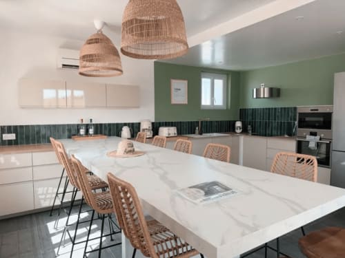 Cuisine-salle à manger moderne de la Villa Rompsay, ARLOÉ La Rochelle avec comptoirs en marbre, luminaires suspendus tressés et carrelage vert