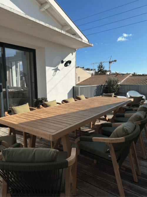 Terrasse Villa Rompsay à La Rochelle avec table à manger en bois, chaises rembourrées et vue sur la ville