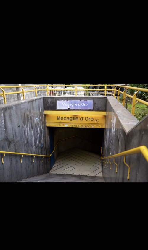 Ingresso della stazione della metropolitana Medaglie d'Oro a Napoli vicino ROOMITO APARTMENTS