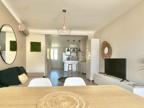 Séjour moderne avec coin repas, cuisine, vue mer à Alata, Corse - T3 L'Ajax avec écran plat et