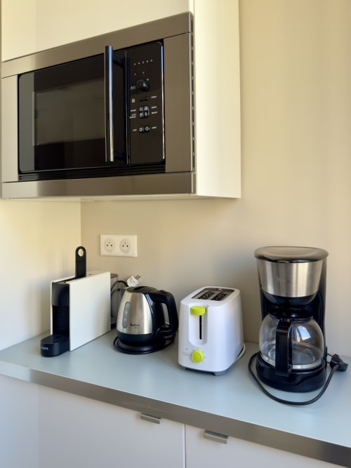 Cuisine moderne de l'appartement SoleMare L'Ajax à Alata avec micro-ondes, cafetière, bouilloire et grille-pain