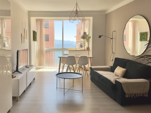 Suite élégante de l'hôtel SoleMare à Alata avec vue sur mer, mobilier contemporain et design minimaliste