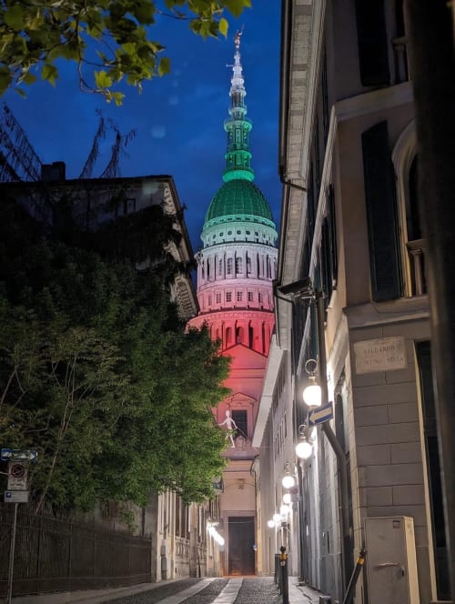 La Mole Antonelliana di Torino illuminata di notte, vista da una stretta strada europea vicino agli Appartamenti MiSaNi