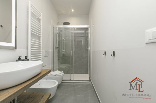 Bagno moderno a ML White House, Genova con doccia, lavabo e finiture negli Apartments Centro Storico