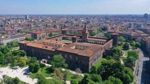 Vista aerea del Castello Sforzesco di Milano con paesaggio urbano circostante e cortili verdi