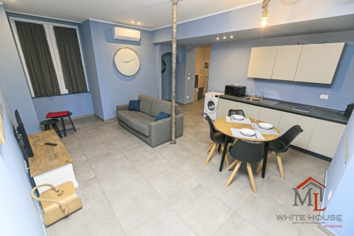 Appartamento ML White House a Genova con cucina moderna, zona pranzo, divano e vista sulla città