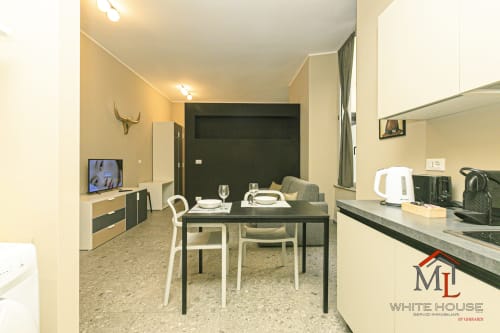 Moderno monolocale a Genova con cucina attrezzata, tavolo da pranzo, TV e comoda zona living