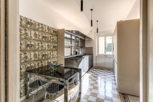 Cucina moderna nell'appartamento di Emily a Roma con zona pranzo, rivestimento a piastrelle decorate e accesso a balcone con vista sulla città