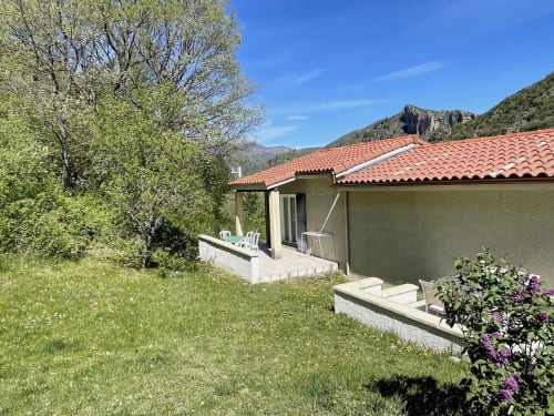 Pavillon du Vallon des Sources à Digne-les-Bains avec terrasse, jardin, montagnes et arbustes fleuris