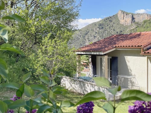 Appartement de charme à LOCADIGNE, Digne-les-Bains, vue montagne, terrasse et fleurs mauves