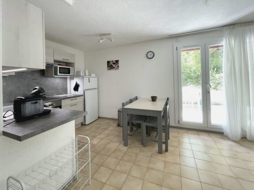 Cuisine et salle à manger modernes de l'appartement Vallon des Sources à LOCADIGNE, Digne-les-Bains avec vue sur les montagnes