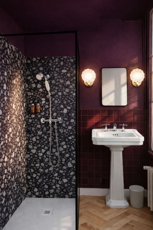 Salle de bain moderne à La Maison 1903 avec carrelage à motifs sombres, lavabo sur pied et appliques murales à Trévou-Tréguignec