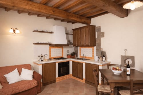 Appartamento Villa Olena a Reggello con cucina rustica, travi in legno e dettagli in terracotta