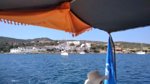 Gita in barca con Pescaturismo Lia a Stintino tra viste del villaggio costiero e colline