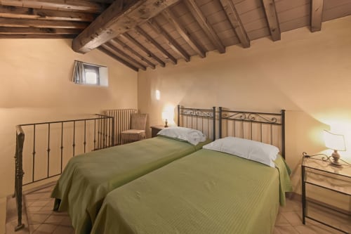 Camera Morgone a Villa Olena a Reggello con letti gemelli, travi a vista e vista sul giardino