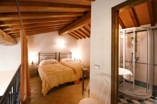 Camera Pianuglia a Villa Olena a Reggello con letto matrimoniale, travi a vista, bagno en-suite e vista sul giardino