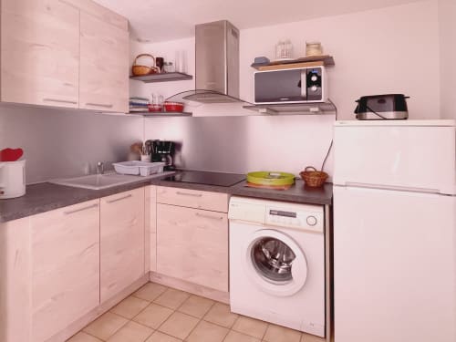 Cuisine rose avec lave-linge, micro-ondes et électroménagers à l'appartement LOCADIGNE, Digne-les-Bains