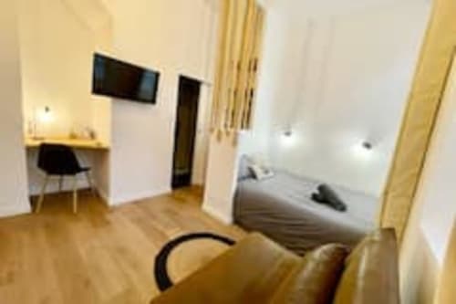 L'appartement Volta aux Logis d'Emma propose parquets, télévision écran plat, bureau de travail et lit dans un studio moderne.